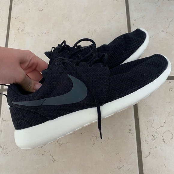 Nike Shoes - Women’s size 10 black and white Nike rosche
